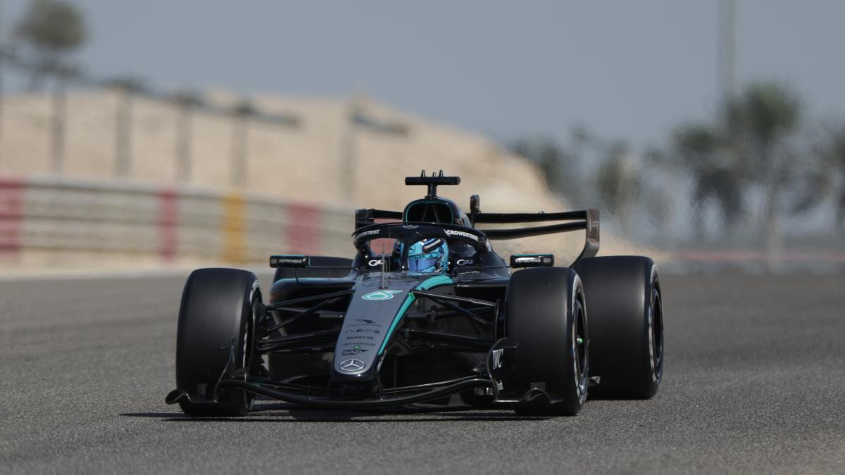George Russell durante los test de Bahréin, al volante del W17