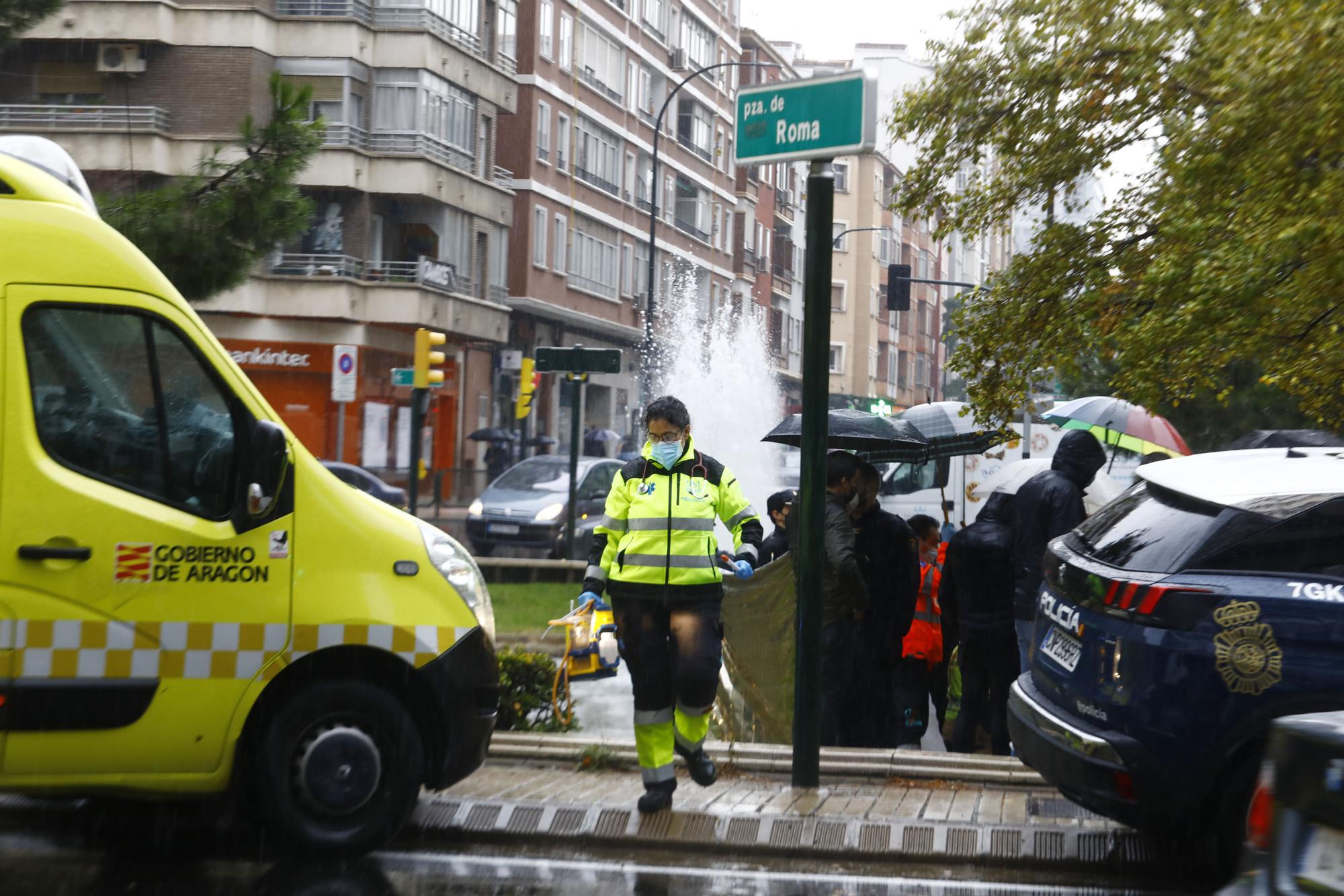 FOTOGALERÍA | Caos en la Plaza Roma después de la muerte de un hombre desnudo tras apuñalarse