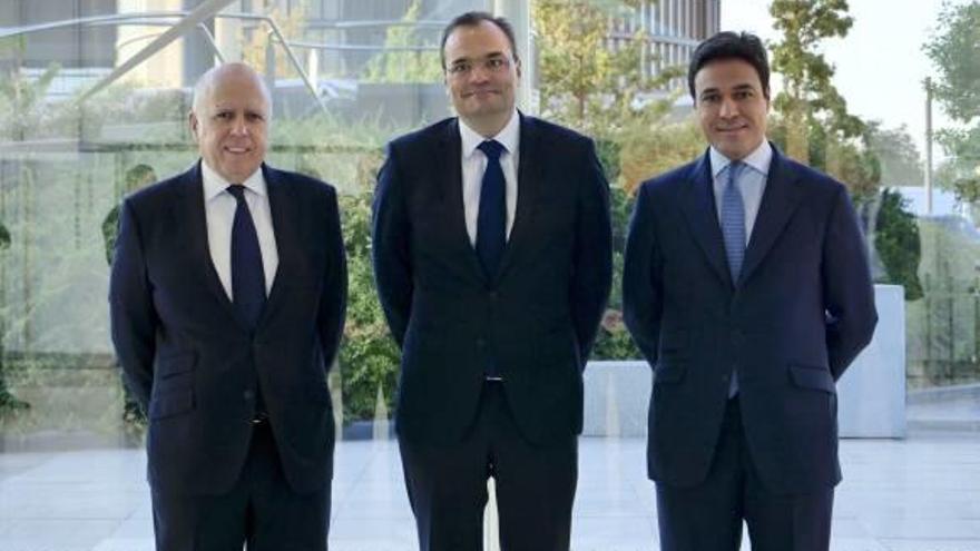 De izquierda a derecha, Hilario Albarracín, presidente de KPMG en España; Markus Tacke, CEO de Siemens Gamesa; y David Mesonero, director financiero de Siemens Gamesa.