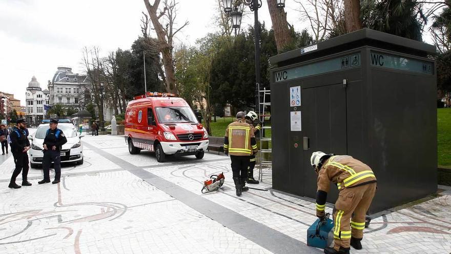 Los Bomberos y la Policía, ayer, junto al urinario público del paseo de los Álamos.