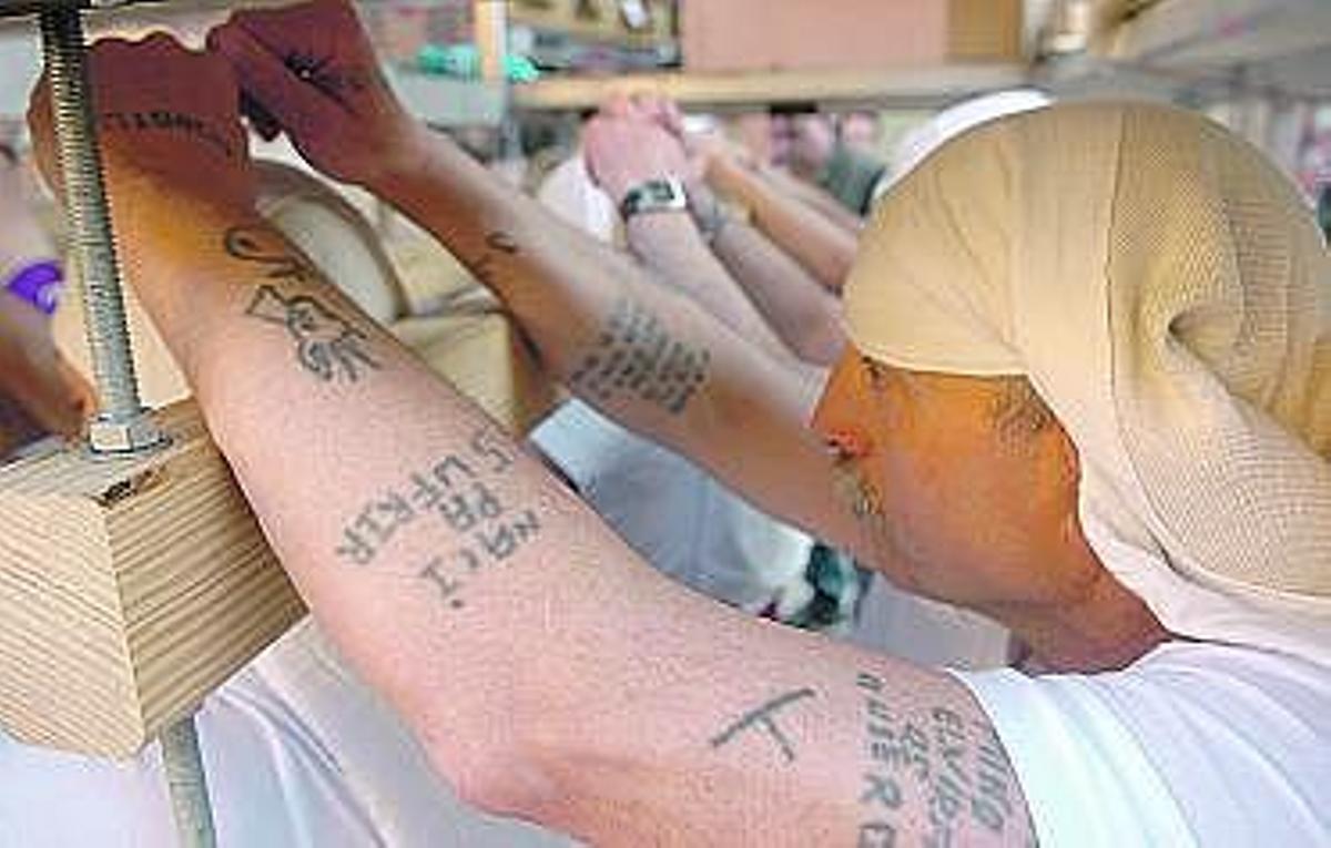 Los Estudiantes dan lecciones Besapiés de Jesús flagelado, en La Corte, a cargo de la Cofradía del Silencio