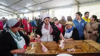 Miles de personas asisten en Villanueva de Córdoba al despiece del cerdo y la elaboración de embutidos
