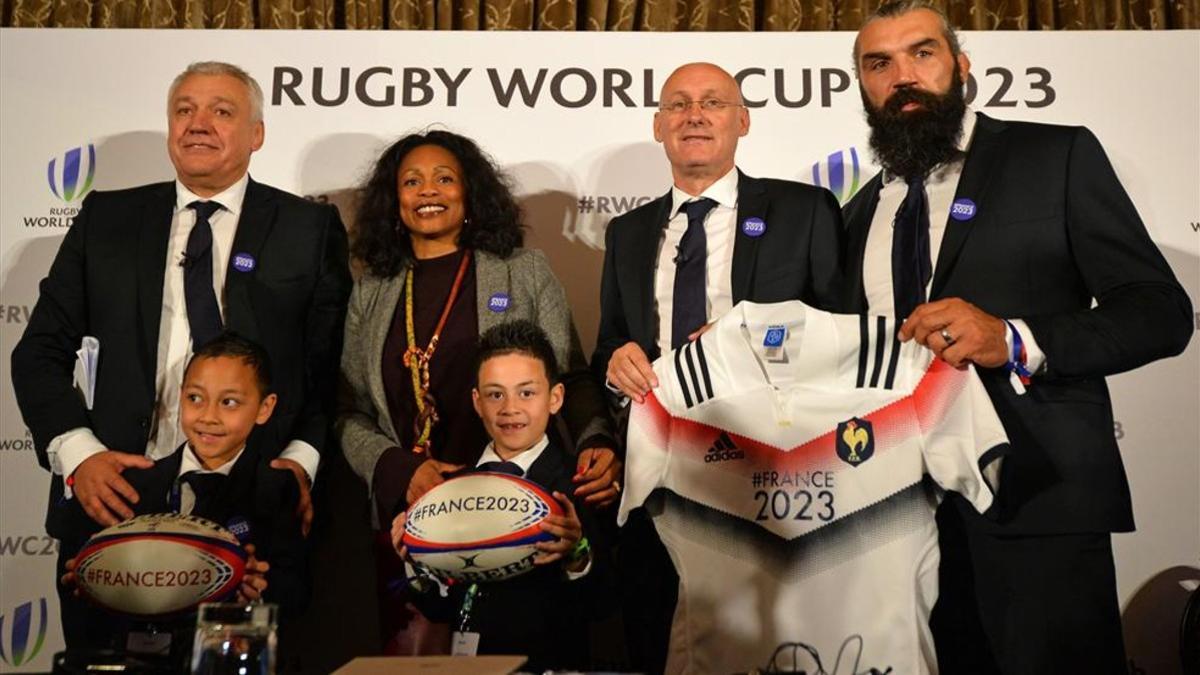 Los hijos de Lomu, de 7 y 8 años, en la presentación de la candidatura francesa al Mundial