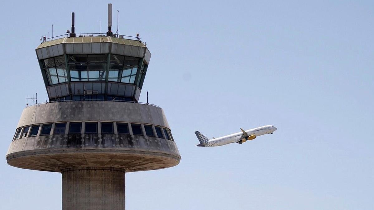 Un avión de Vueling despega desde la terminal 1 del aeropuerto del Prat el 28 de julio del 2019