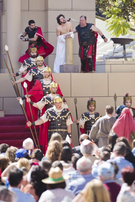 Vecinos y visitantes de Benetússer asisten a la representación del Calvario de Jesucristo.