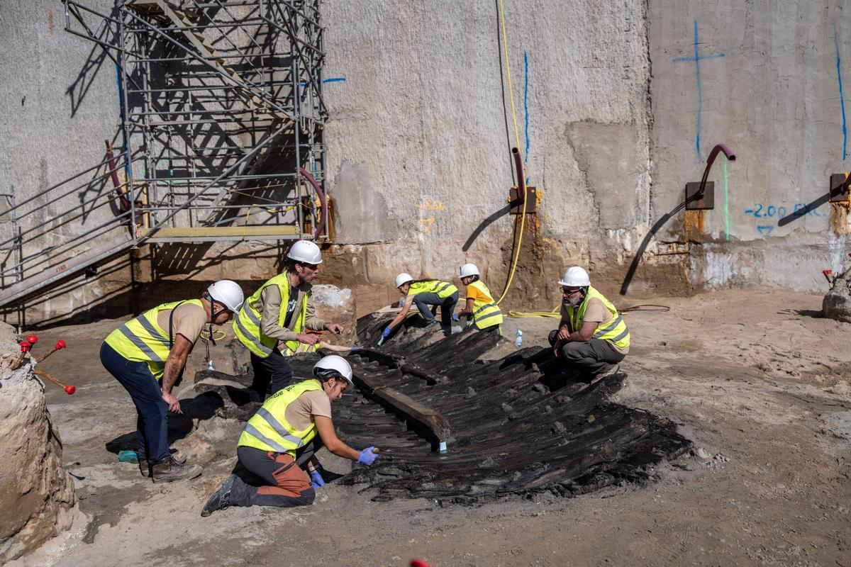 Un barco del siglo XV emerge entre las obras de la Ciutadella del Coneixement en Barcelona