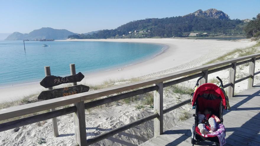 Un bebé duerme junto a la playa de Rodas vacía a primera hora de la mañana, antes de la llegada de los primeros barcos.