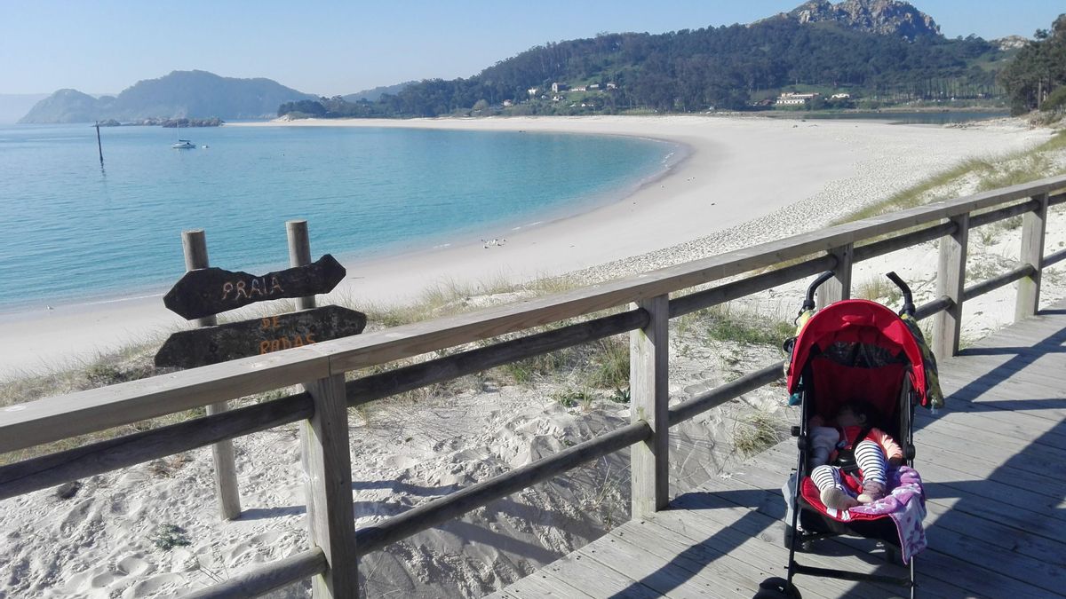 Un bebé duerme junto a la playa de Rodas vacía a primera hora de la mañana