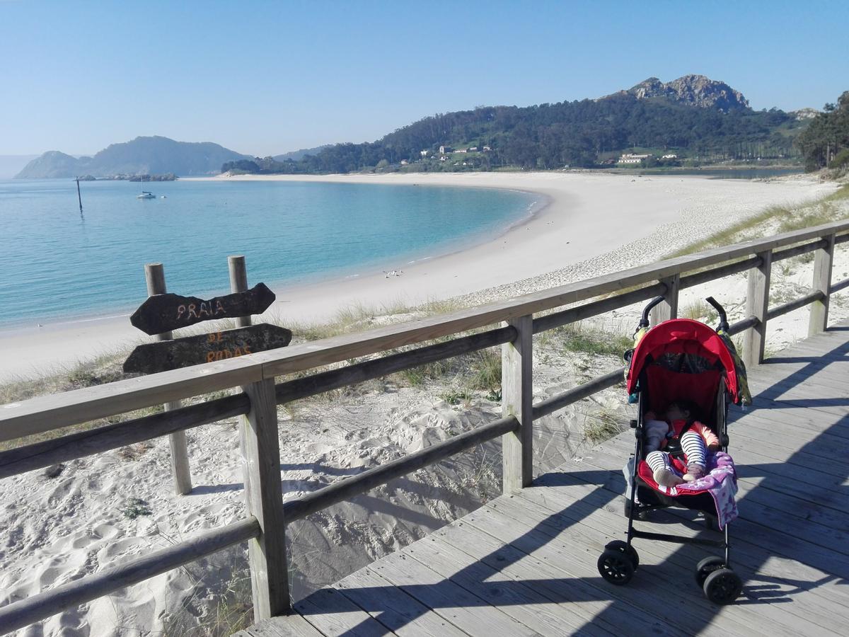 Un bebé duerme junto a la playa de Rodas vacía a primera hora de la mañana, antes de la llegada de los primeros barcos