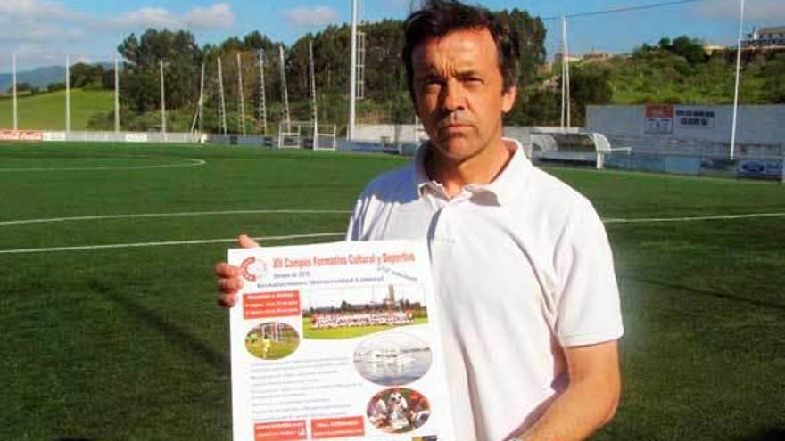 Iván Iglesias, con el cartel promocional del campus, en los Campos de la Federación de Roces.