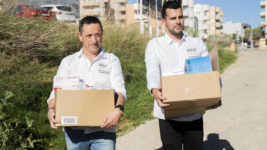 La Vuelta Ibiza MTB dona material sanitario a Protección Civil de Sant Antoni