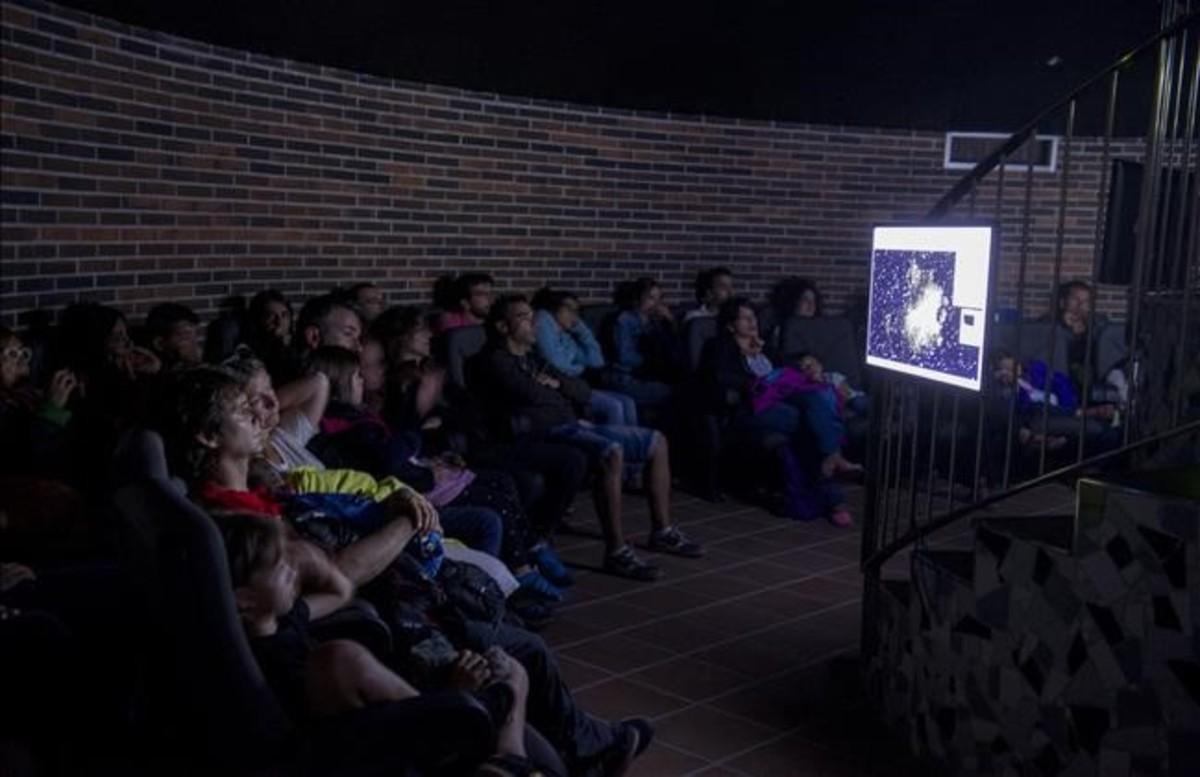 Aficionados contemplan la lluvia de perseidas en el planetario de Ager (Noguera).