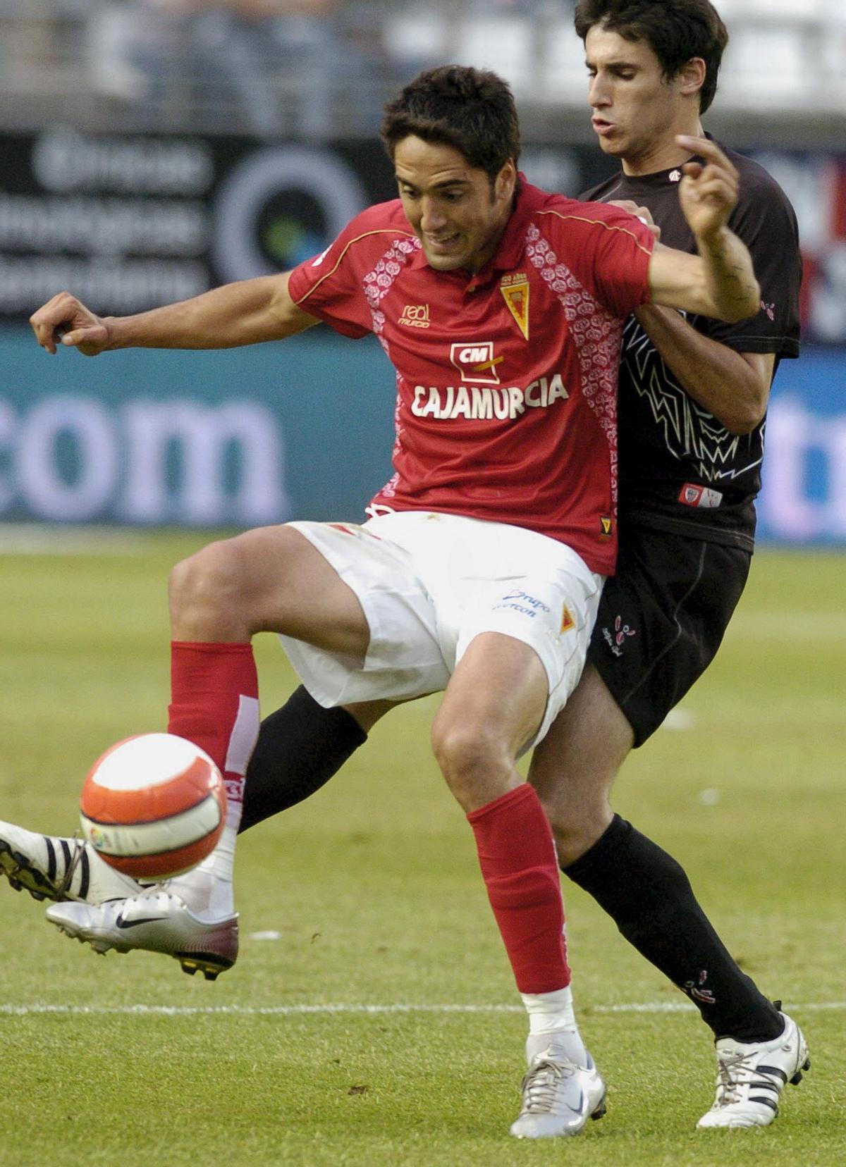 Íñigo Vélez en su etapa en el Real Murcia, en un partido ante el Athletic de Bilbao