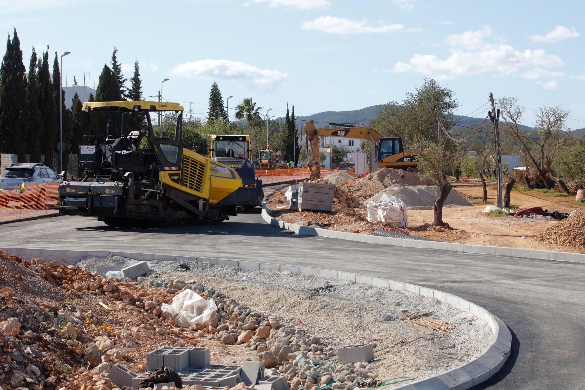 Obras en una rotonda de Sant Carles