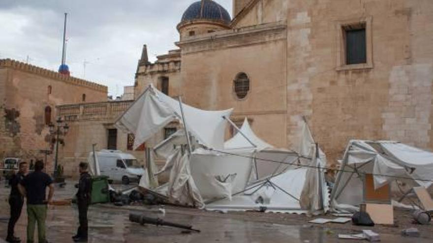 El viento se llevó por delante las carpas y algunas farolas de la plaza de Santa María.