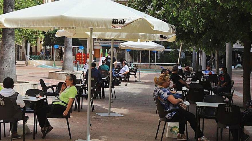 Terraza de una cafetería de la plaza del Rei en Jaume de Gandia.