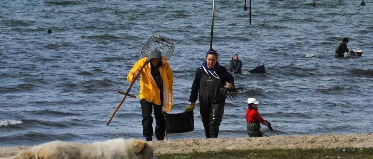 Rita Vidal, a la derecha, en la playa de A Concha-Compostela. // Iñaki Abella