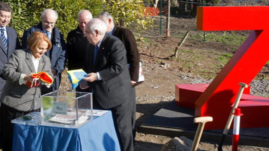 El presidente del Principado, Vicente Álvarez Areces (d), la alcaldesa de Gijón, Paz Fernández Felgueroso (i) y los presidentes de las autoridades portuarias de Gijón y Avilés, Fernando Menéndez Rexach (3i) y Manuel Docampo (3d), entre otros, durante el acto de colocación de la primera piedra de la Zona de Actividades Logísticas e Industriales de Asturias (ZALIA), que aspira a convertirse en un enclave de referencia en el movimiento de mercancías del Arco Atlántico con proyección internacional.