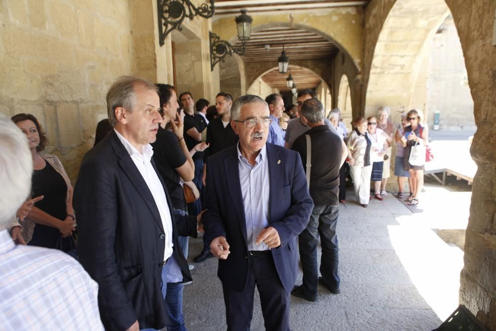 Cientos de personas despiden a Gustavo Bueno en su ciudad natal, Santo Domingo de la Calzada, en La Rioja