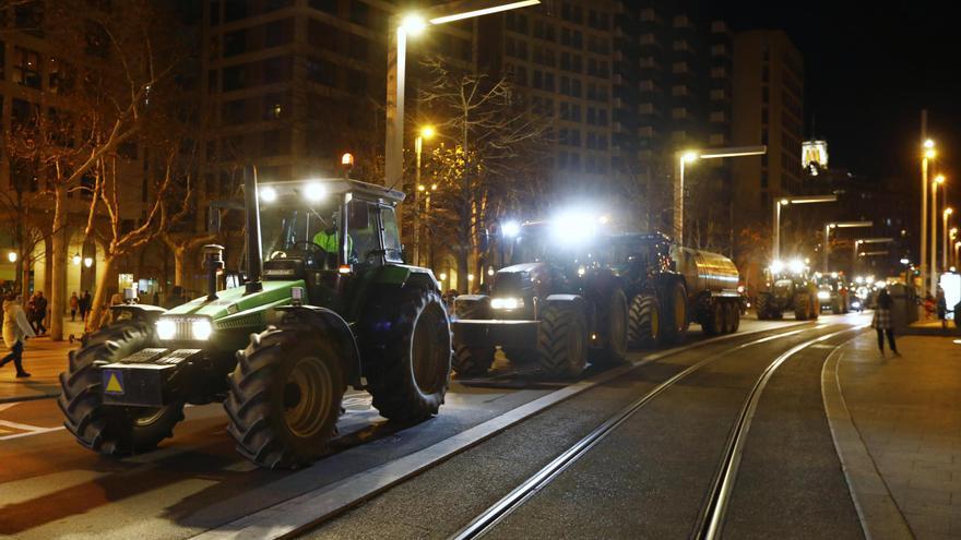 Los ciudadanos aplauden la tractorada nocturna en el centro de Zaragoza