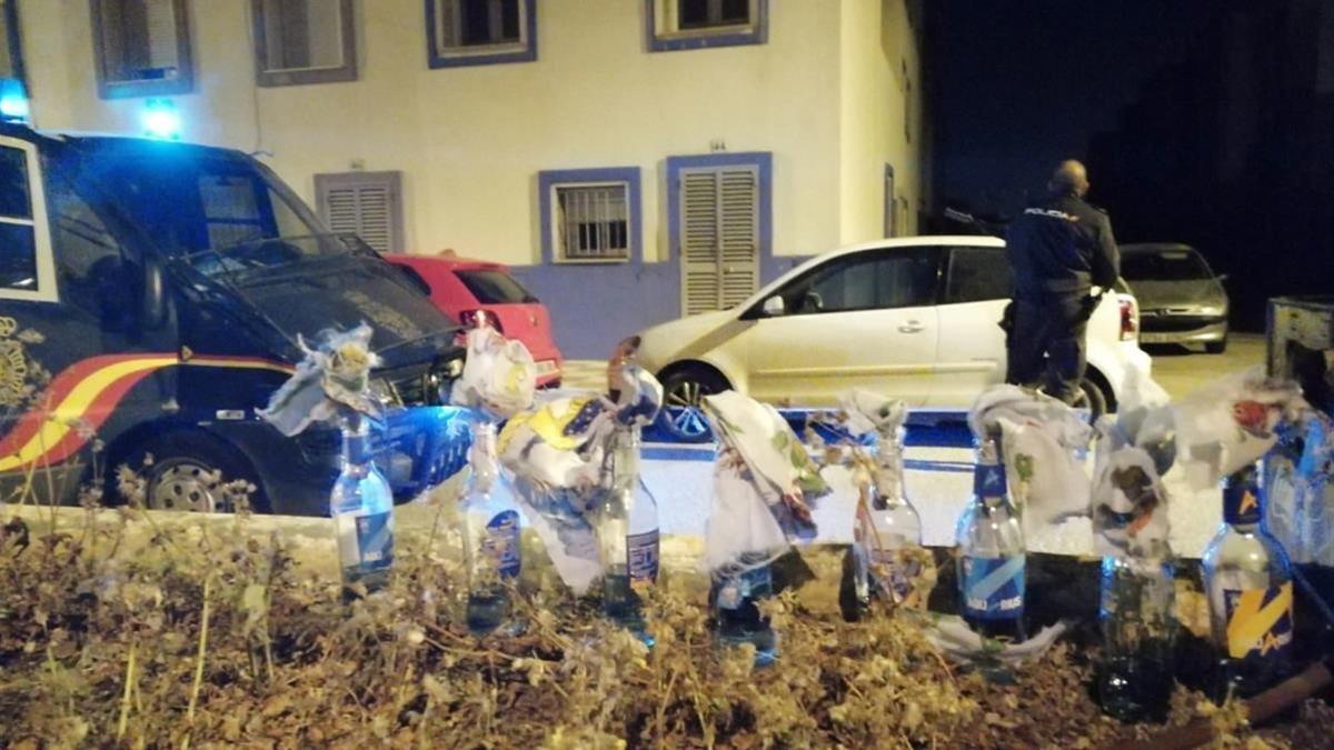 Cócteles Molotov preparados para emboscar a la policía en el barrio de San Bernardo de La Línea de la Concepción, en la fotografía difundida por el SUP.