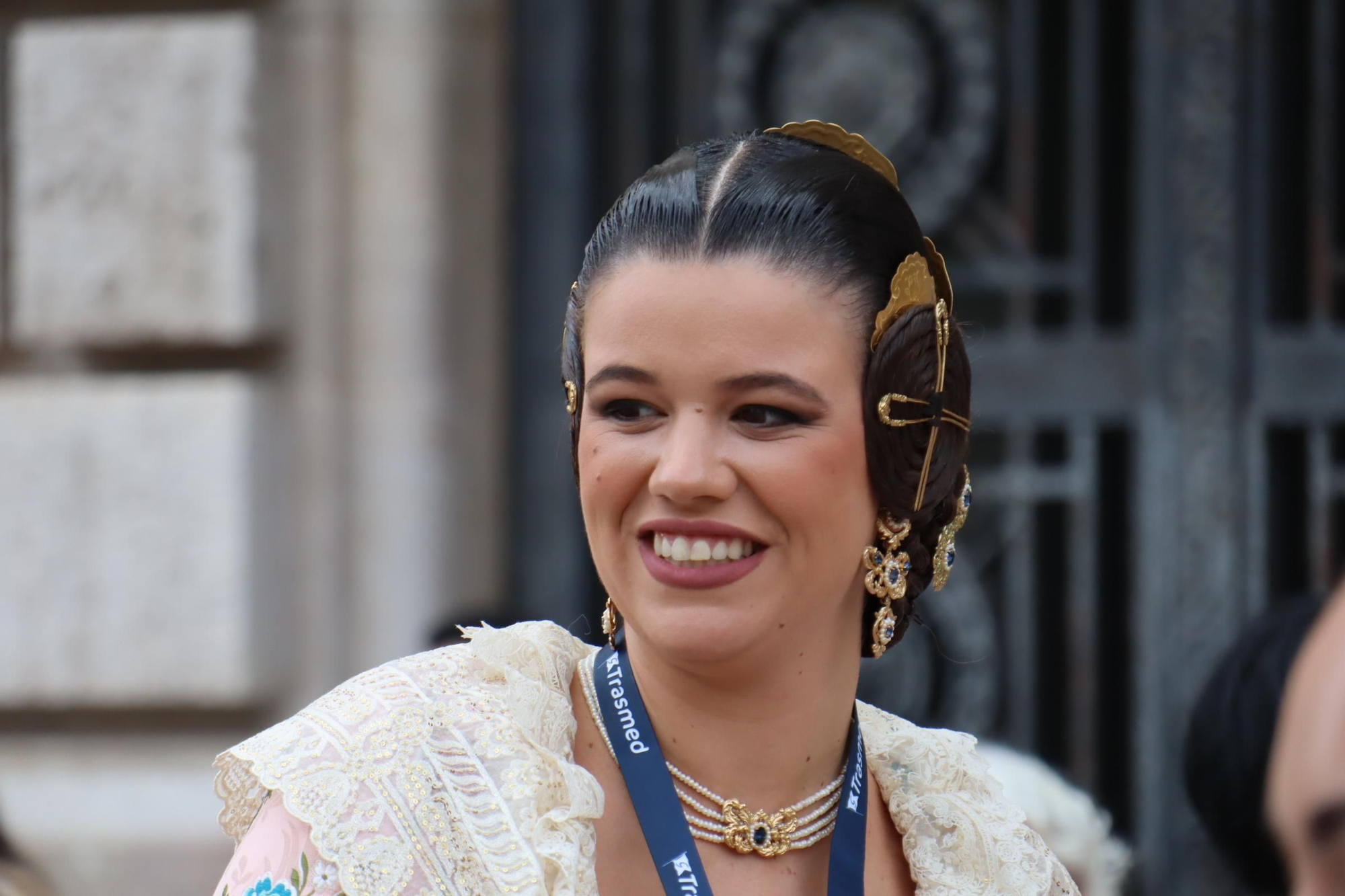 Concentración fallera en la Plaza del Ayuntamiento con las candidatas a FMV2025
