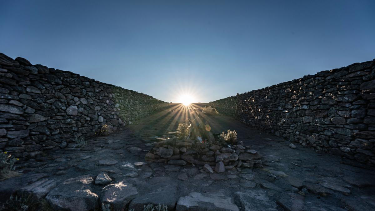 Sol naciente visto desde la calzada de piedra en el Monte Tlaloc en México.