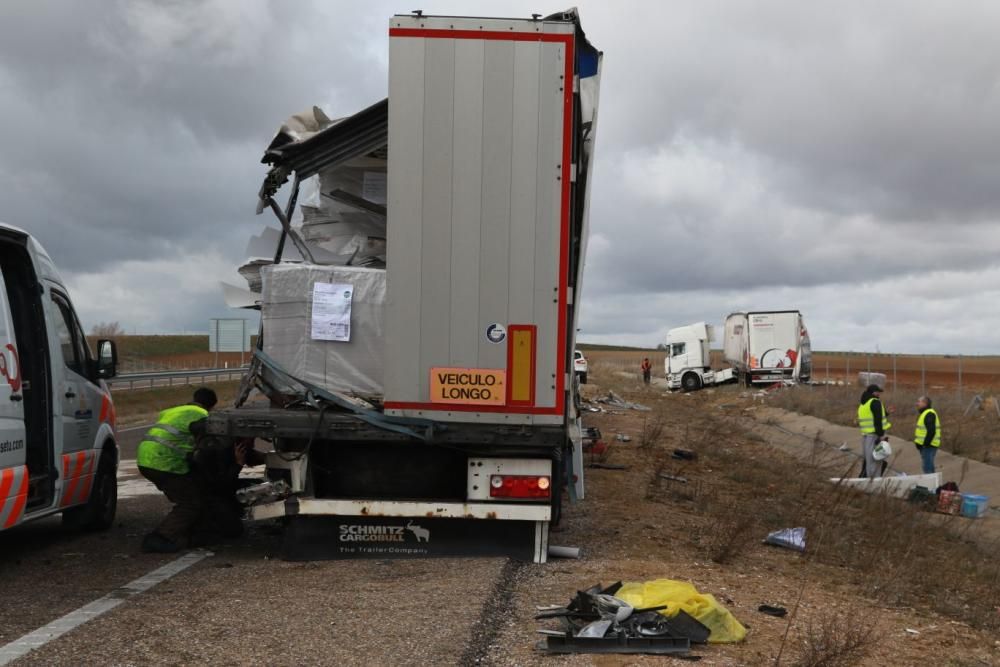 Accidente de dos camiones en la A-66, Zamora