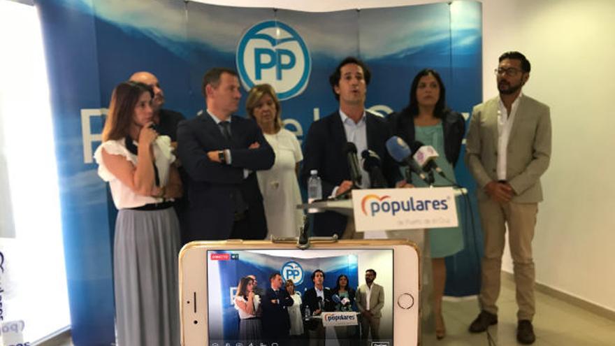 El grupo municipal del PP en el Ayuntamiento del Puerto de la Cruz y el edil que sustituirá a Lope Afonso en la corporación, ayer.