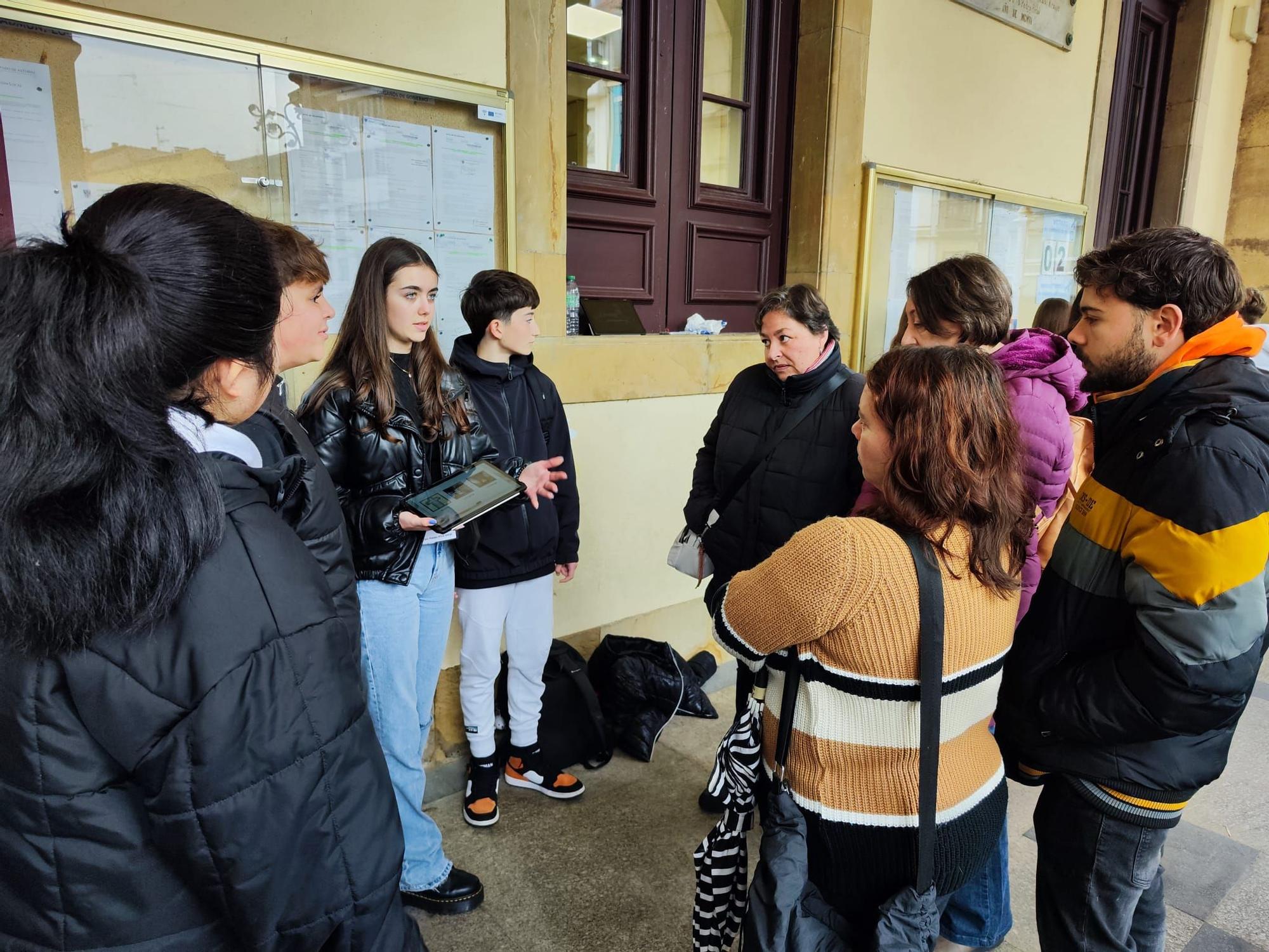 La historia medieval de Villaviciosa, de las aulas a las calles: así han ejercido los alumnos del instituto como guías turísticos