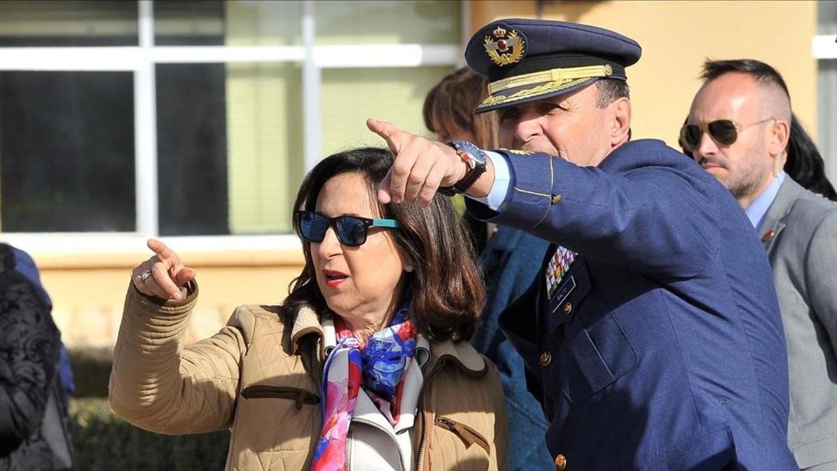 Margarita Robles junto al Jefe del Estado Mayor del Ejército del Aire, Javier Salto.