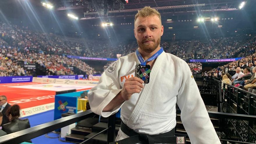 Salvador Cases posa con la medalla de plata del campeonato de Europa.