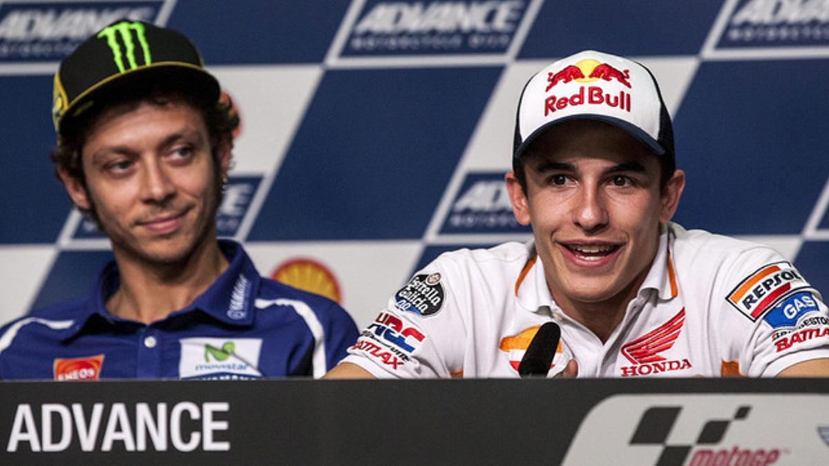 Marc Márquez y, detrás, Valentino Rossi, durante la rueda de prensa previa al GP de Malasia, en Sepang