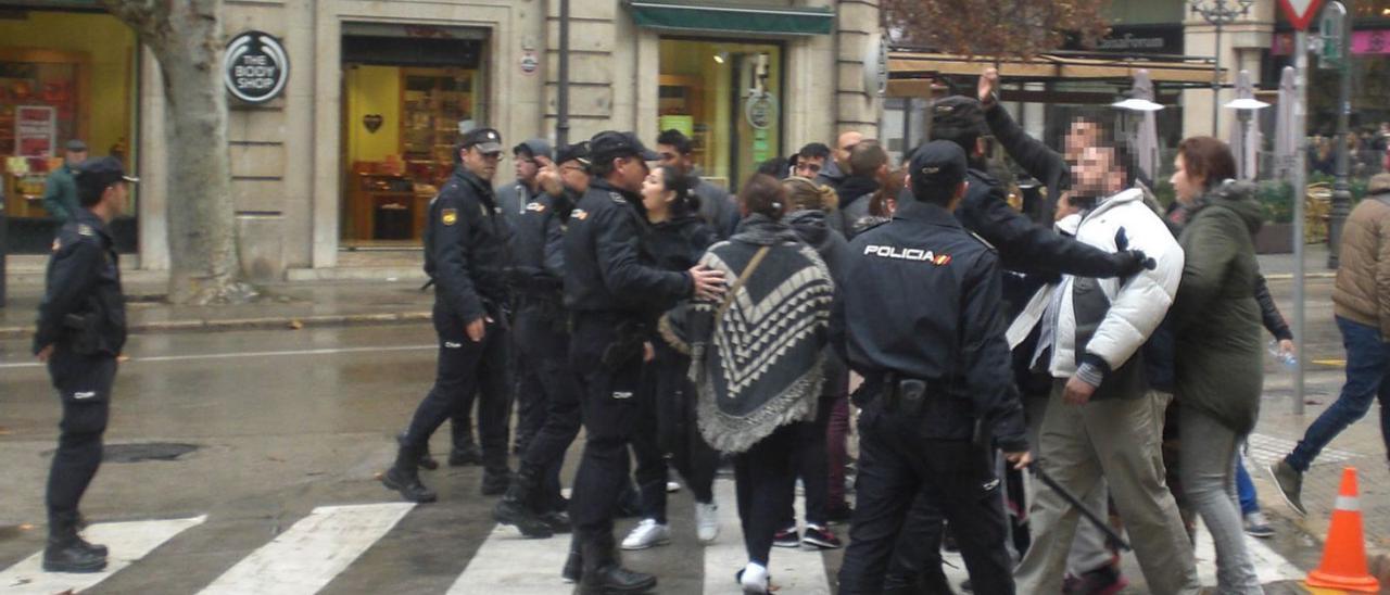 La Policía contiene a uno de los clanes tras el juicio por las cuchilladas en la Audiencia en 2015. | B.P.