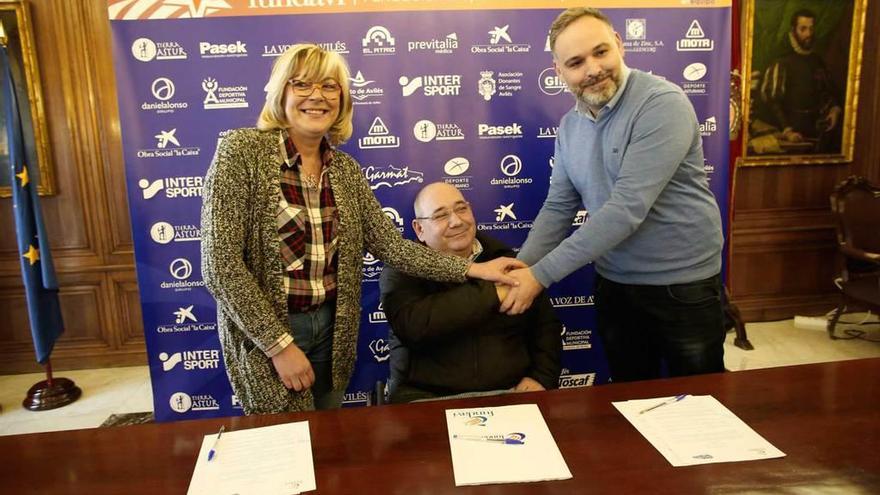 Ana Hevia, Celedonio García y Gerardo González, tras la firma.