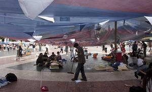Un noi escombrant a la plaça de Catalunya, on segueixen acampats els indignats.