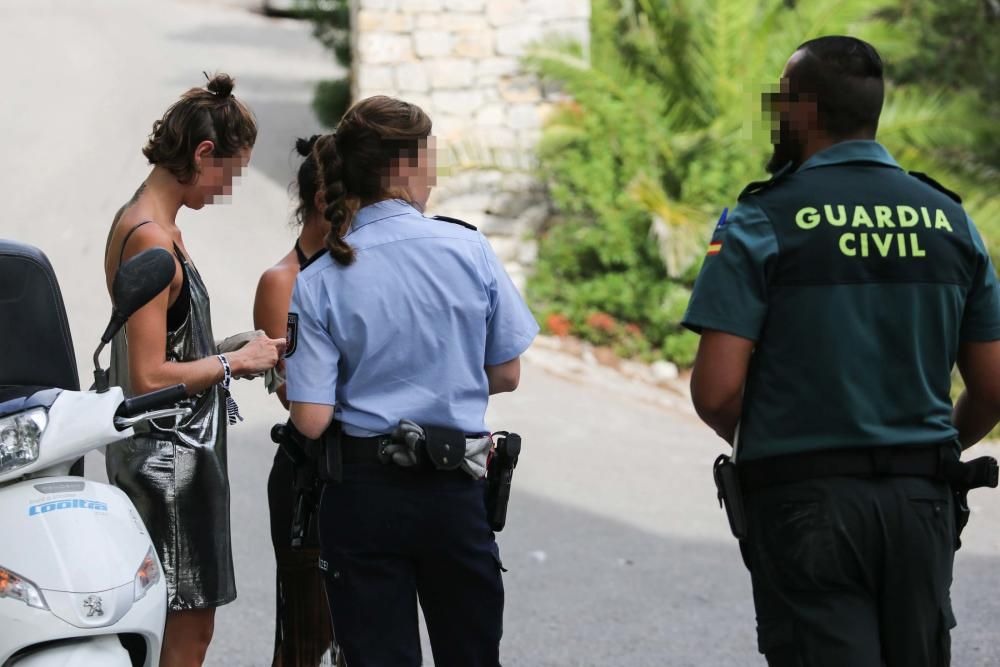 La Guardia Civil requisa estupefacientes en el acceso de una discoteca clandestina de una promotora israelí en una mansión