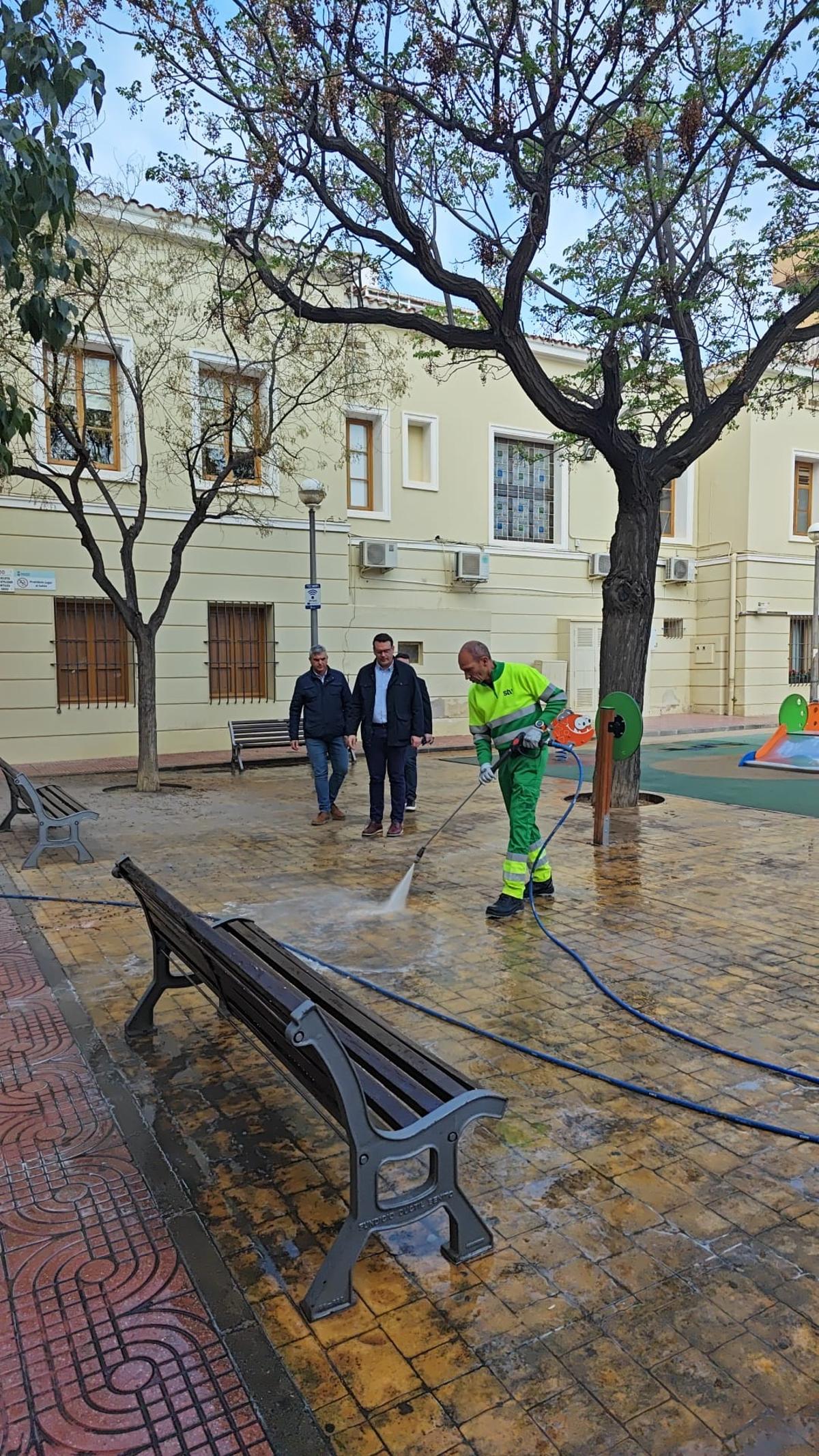 El alcalde observa a un operario del nuevo servicio de limpieza viaria