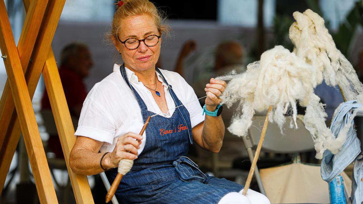 La Vicepresidenta De Eines I Feines, Antònia Felicó, Hila.