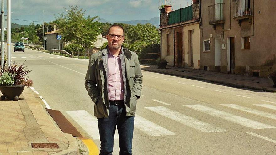 L&#039;alcalde de Sant Jaume de Llierca, Jordi Cargol, a la travessera on hi havia hagut un caixer.