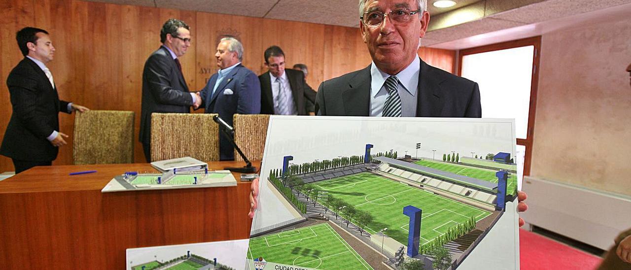 Antonio Solana, en 2007, en el anuncio de la construcción del recinto deportivo que lleva su nombre. | R. ARJONES