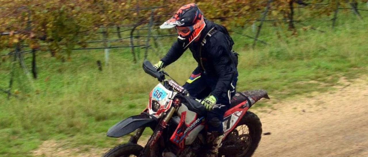 Una moto circula entre los viñedos del pazo de Rubiáns.