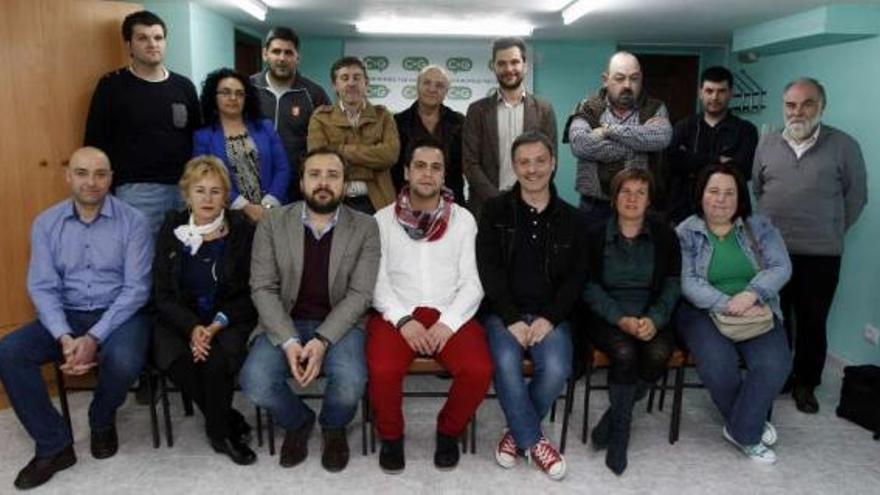 La ejecutiva local, ayer, arropada por otros integrantes de Compromiso por Galicia.  // Bernabé/Cris M.V.