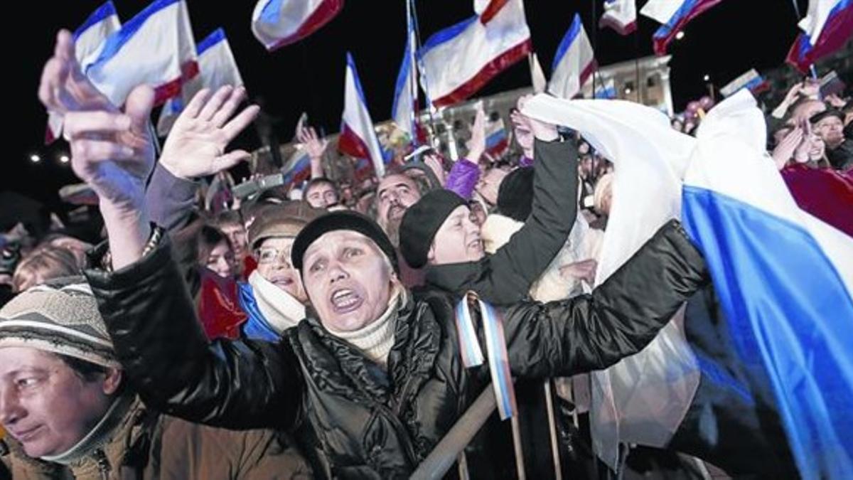 Crimeanos prorrusos celebran el resultado del referendo en Simferópol, ayer.