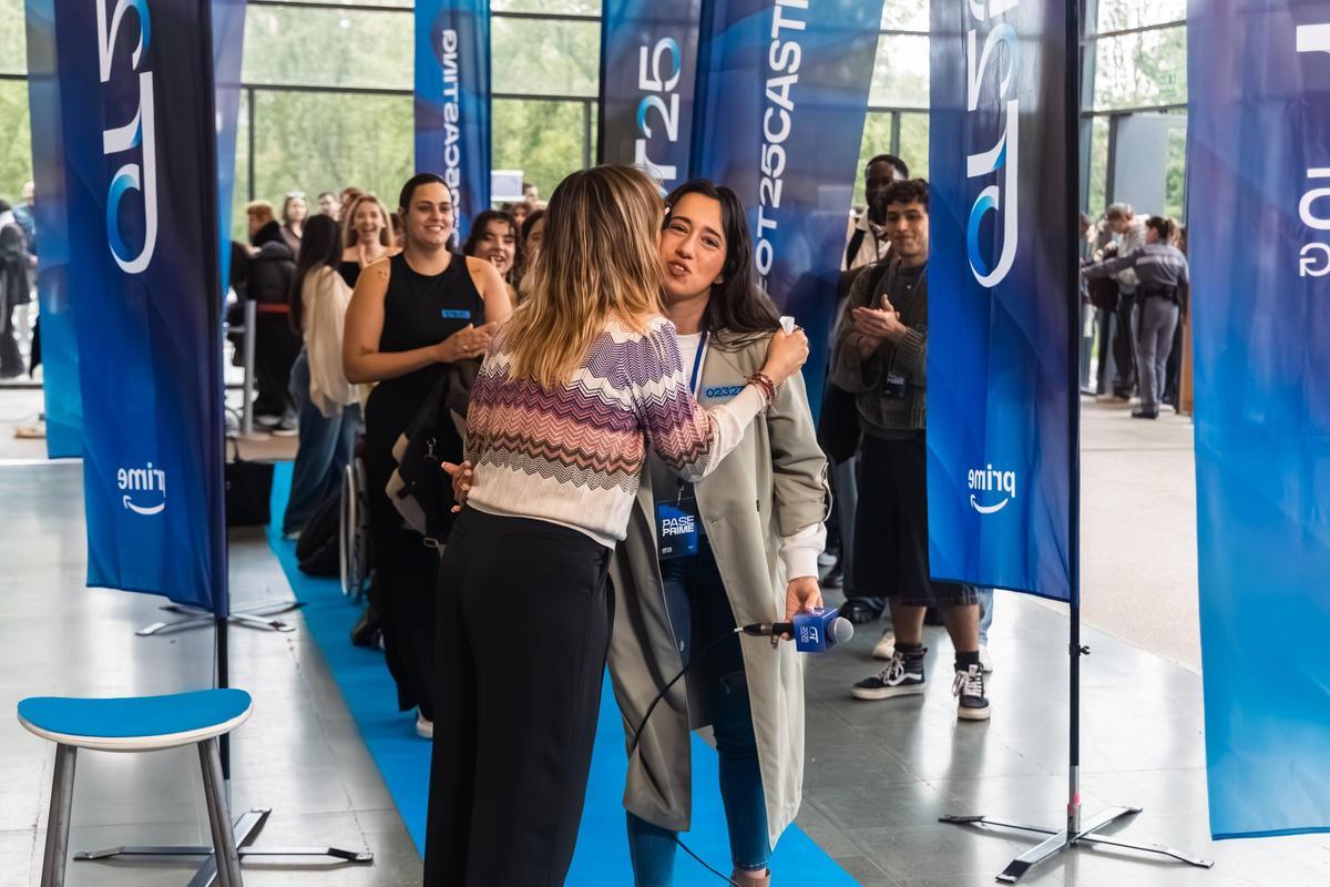 Virginia Cruz, recibió la primera pegatina de la mañana