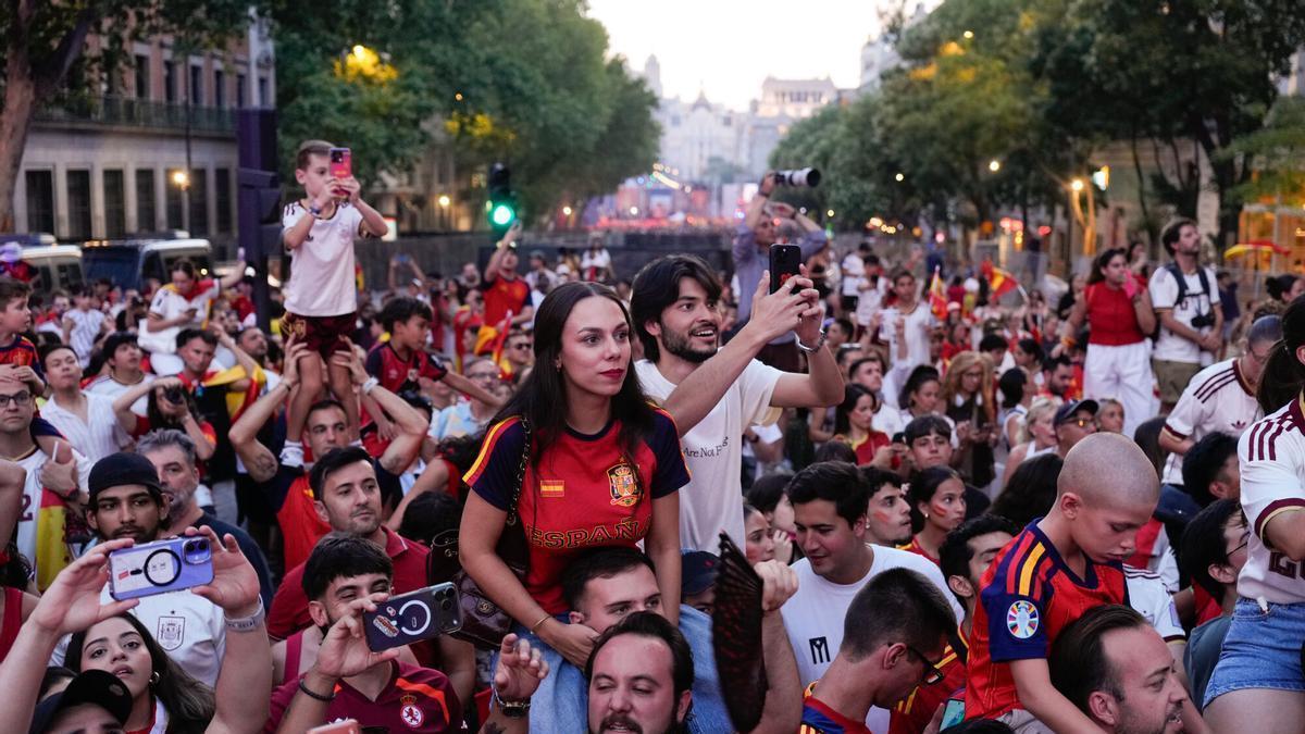 MADRID, 20/07/2026.- Aficionados asisten al recorrido que realizan los jugadores de la selección española para celebrar el campeonato del mundo tras derrotar en la final a Argentina. EFE/Borja Sánchez-Trillo.