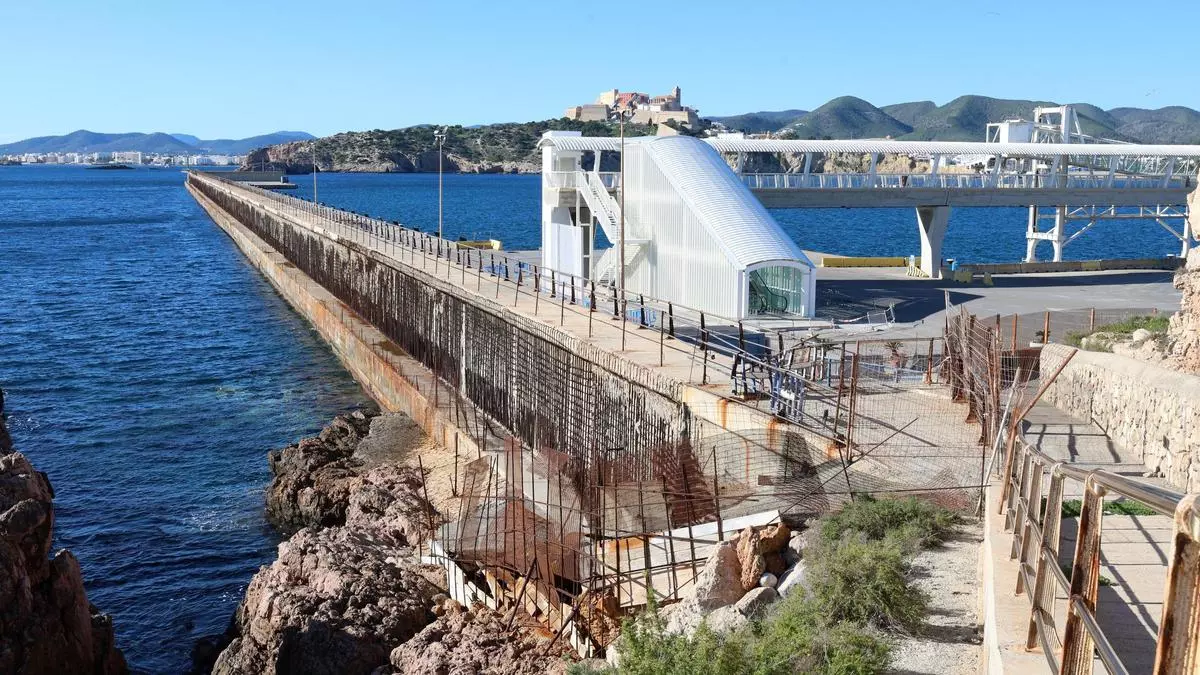 La historia interminable del desastre en el puerto de Ibiza: arreglar el dique ahora costará el triple que hace seis años