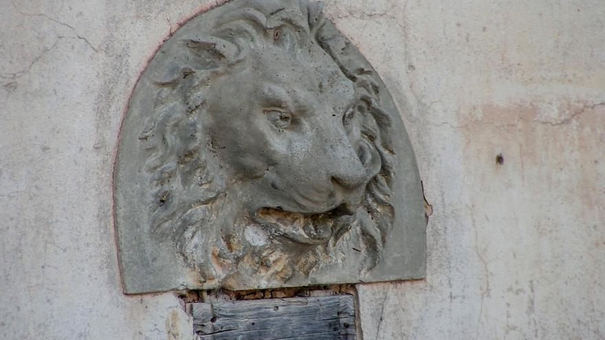 El ladrón de la cabeza de león del palacio de Santa Eulalia devuelve la escultura