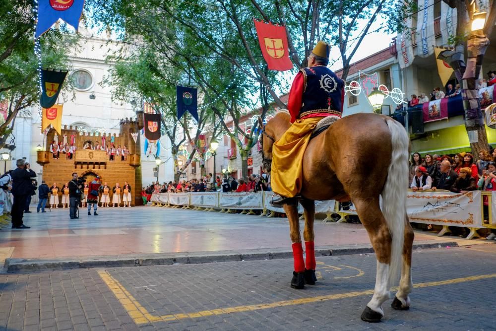 Las diez comparsas acompañan al santo en su tradicional bajada ante miles de vecinos que aguardan con emoción su paso