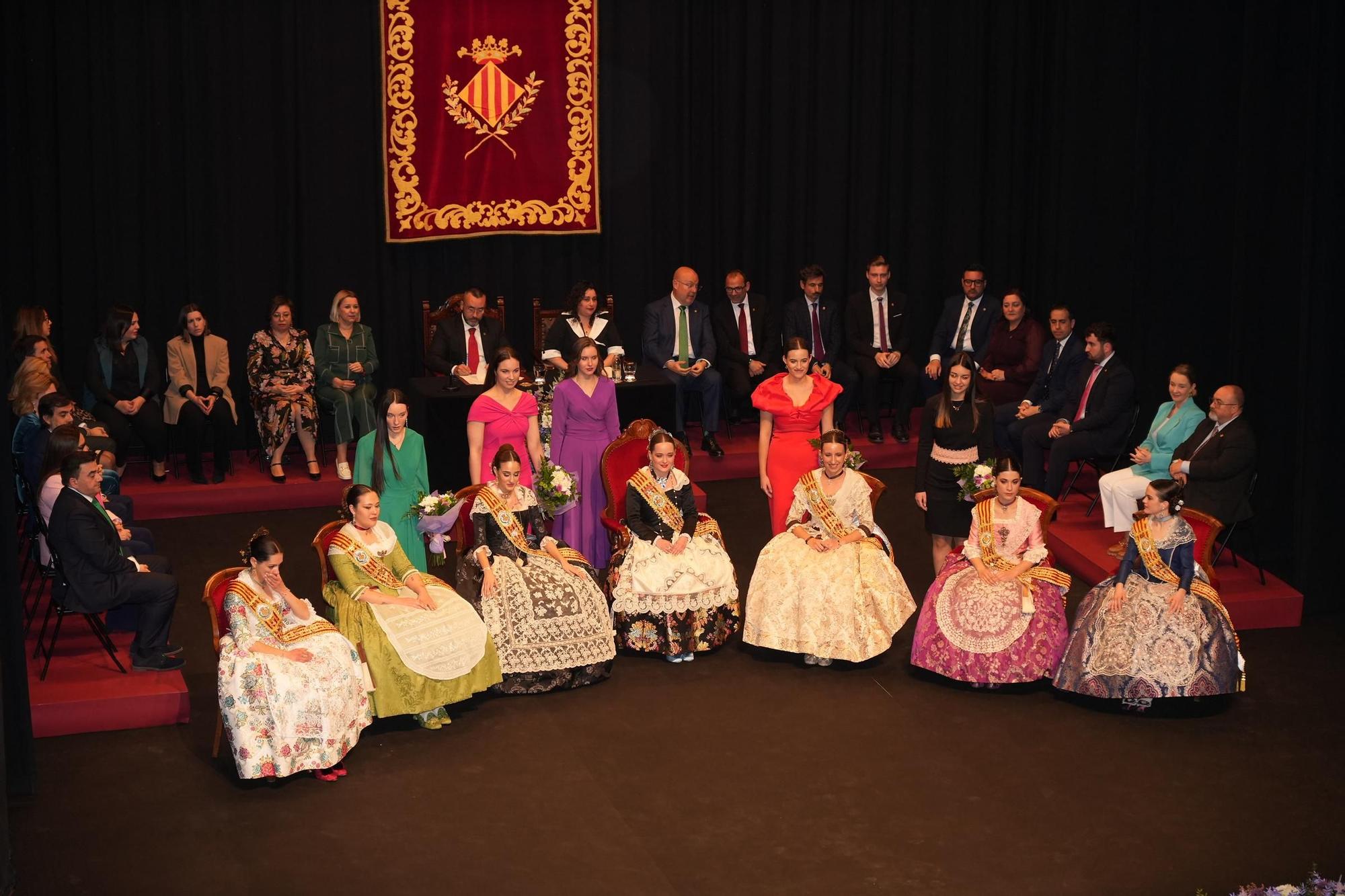 El homenaje a la reina de las fiestas de Vila-real del 2023, Gracia Gumbau, y su corte de honor, en imágenes